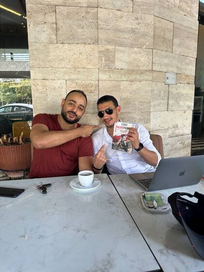 Deux lecteurs en terrasse de café avec leur exemplaire