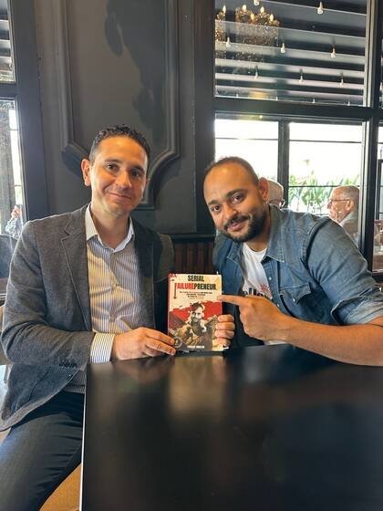 Deux lecteurs attablés présentent le livre