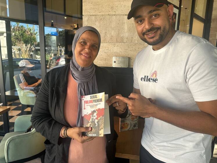 Une lectrice tient son exemplaire de Serial Failurepreneur