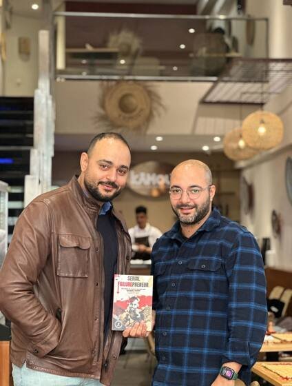 Deux lecteurs présentent le livre dans un café