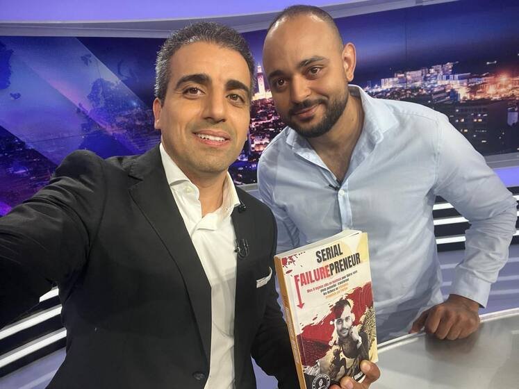 Youssef Ghalem présente Serial Failurepreneur sur un plateau de télévision marocaine