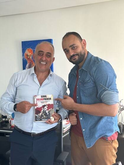 Un lecteur et Youssef Ghalem pointent la couverture du livre